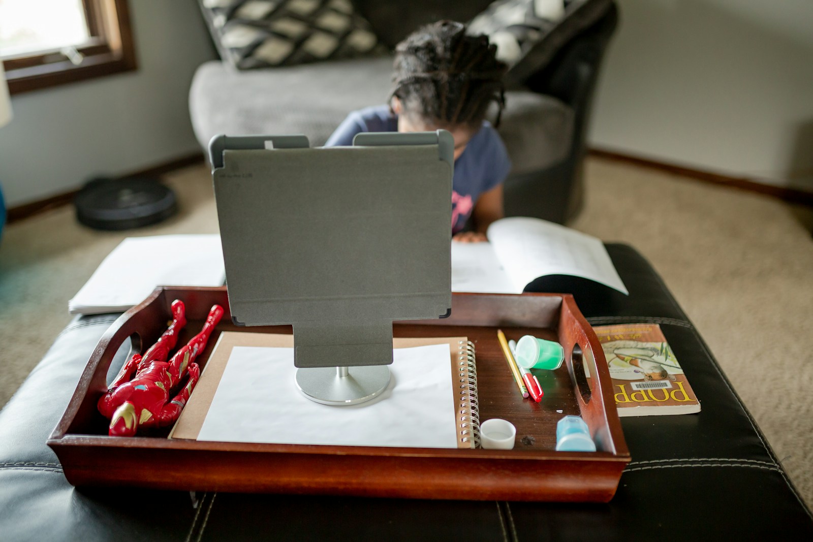 kind achter laptop